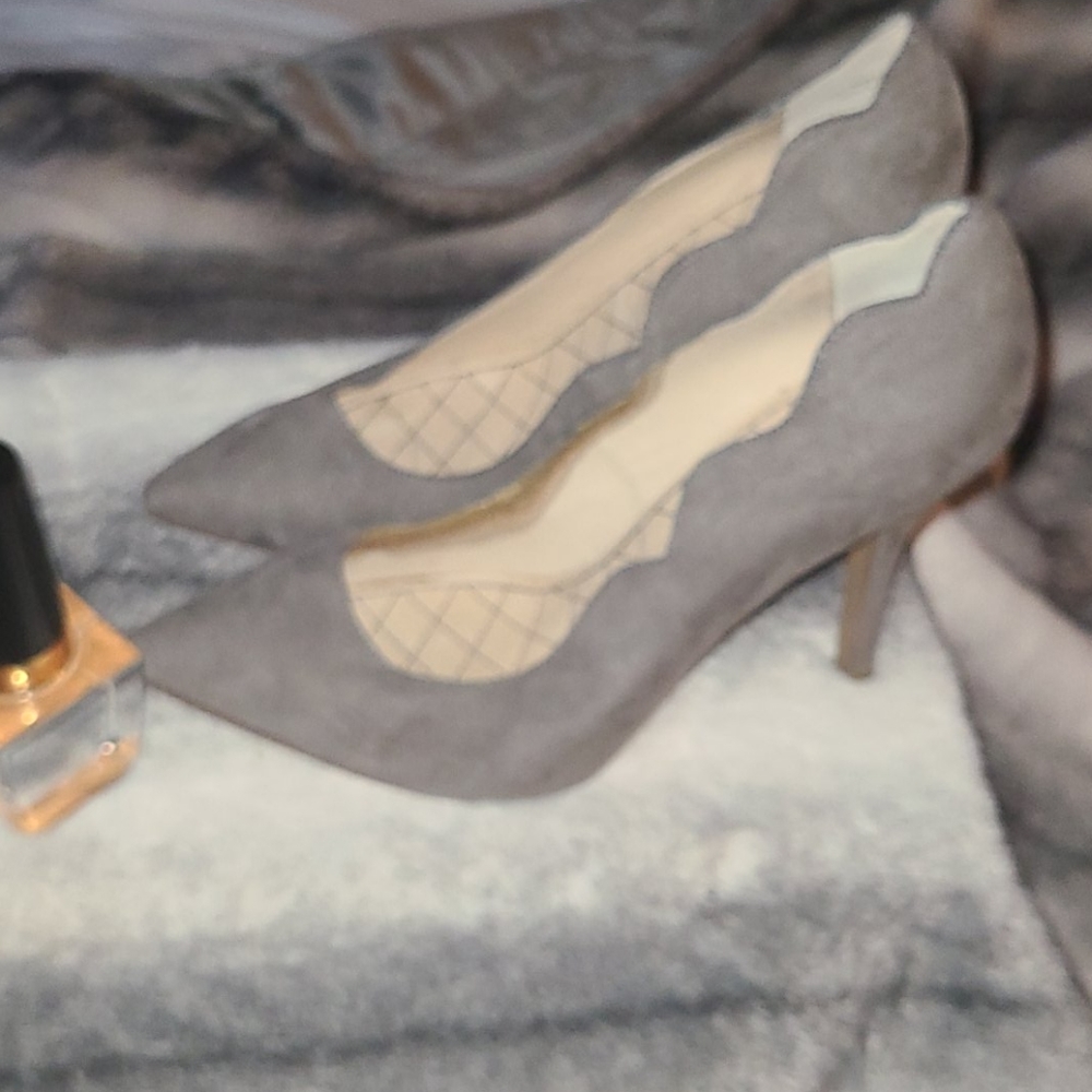 Detailed Pumps - Picture 2 of 7